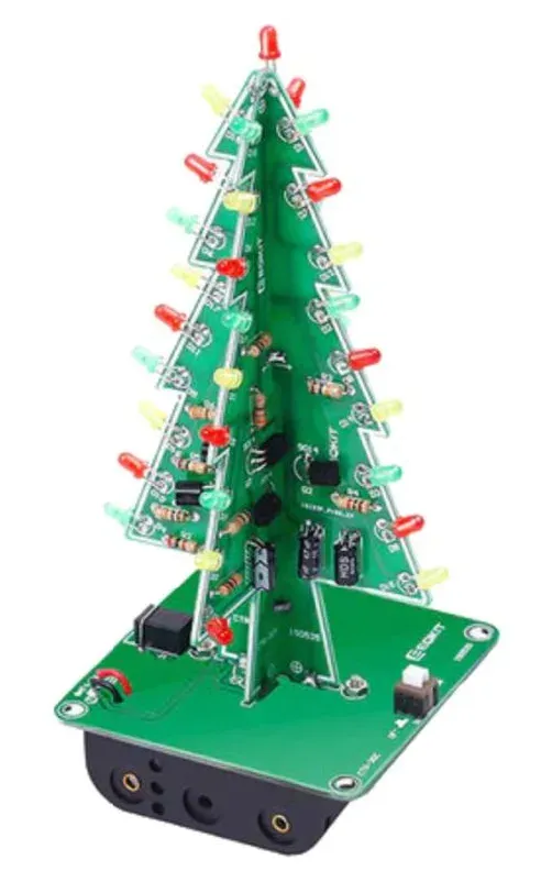 Immagine della scheda dell'albero di Natale completamente saldata con LED rossi, gialli e verdi